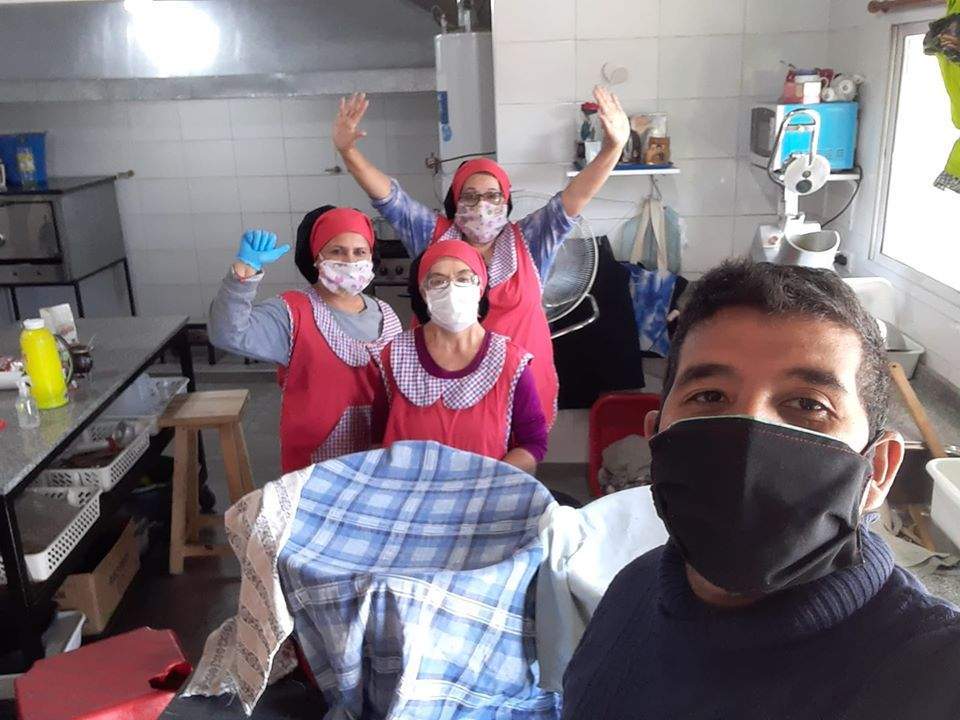 Equipo del centro comunitario Los Botijas, cocinando durante el aislamiento